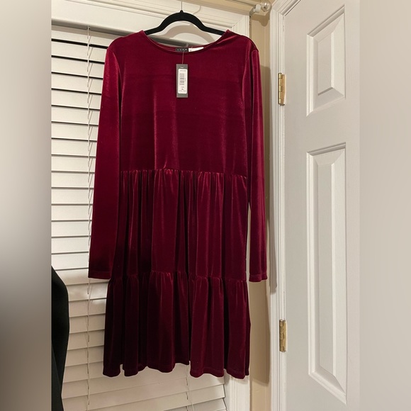 Red velvet dress - Picture 3 of 3